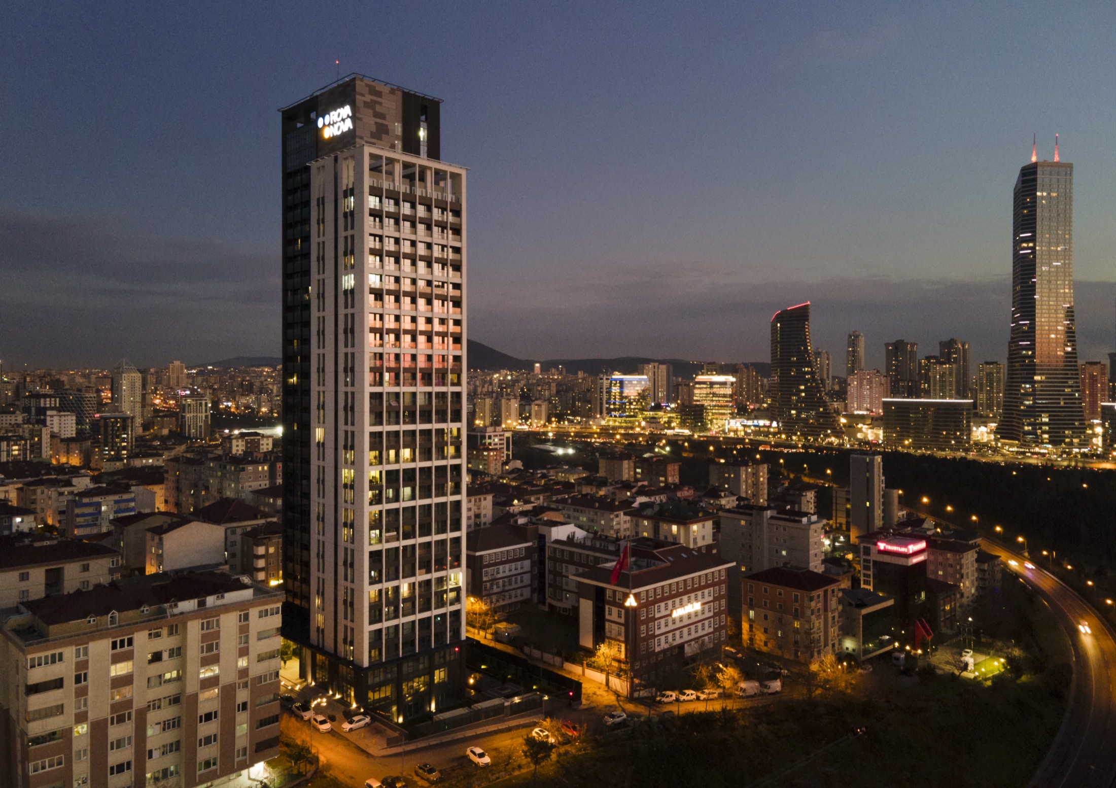 Roya Nova gece, şehir ışıkları üzerinde